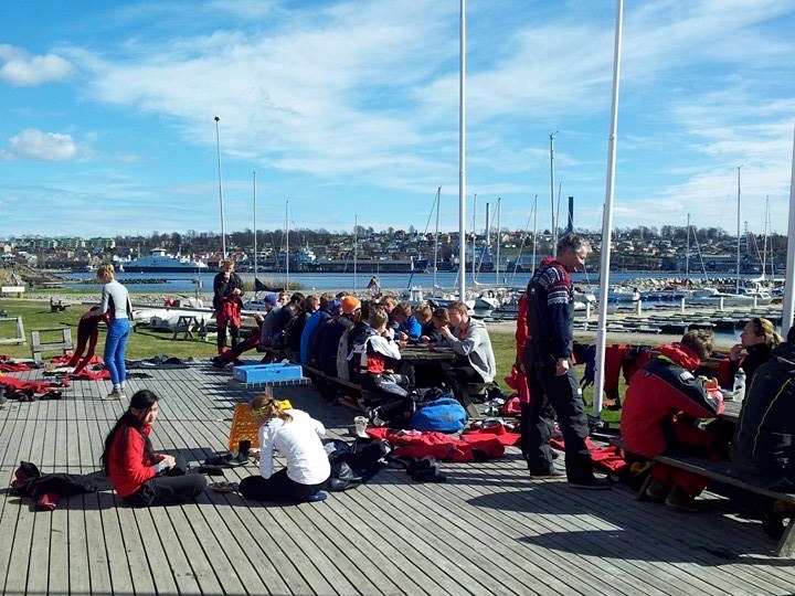 påskesamling lunsj ute